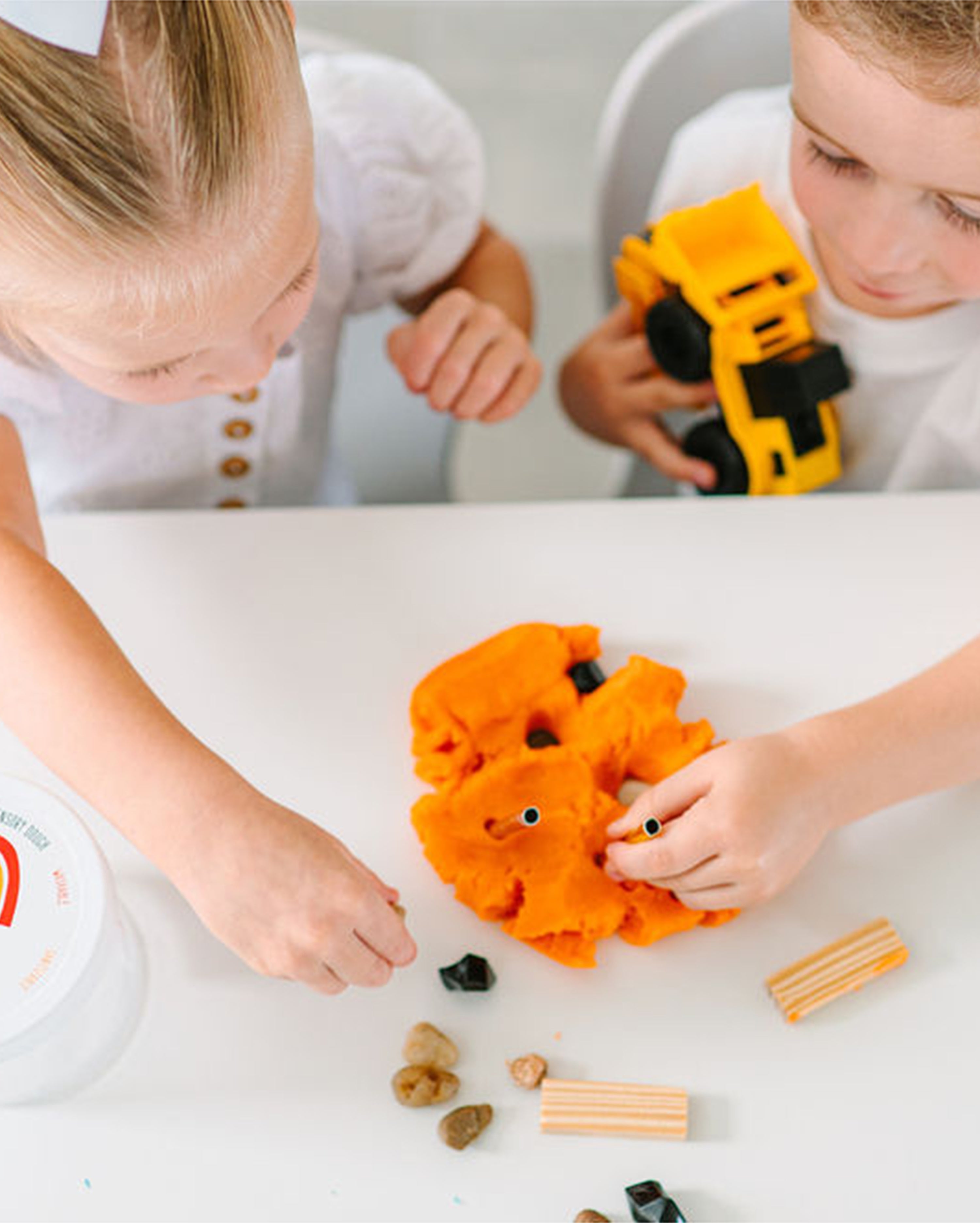 Dough-To-Go Kit/Construction Scented