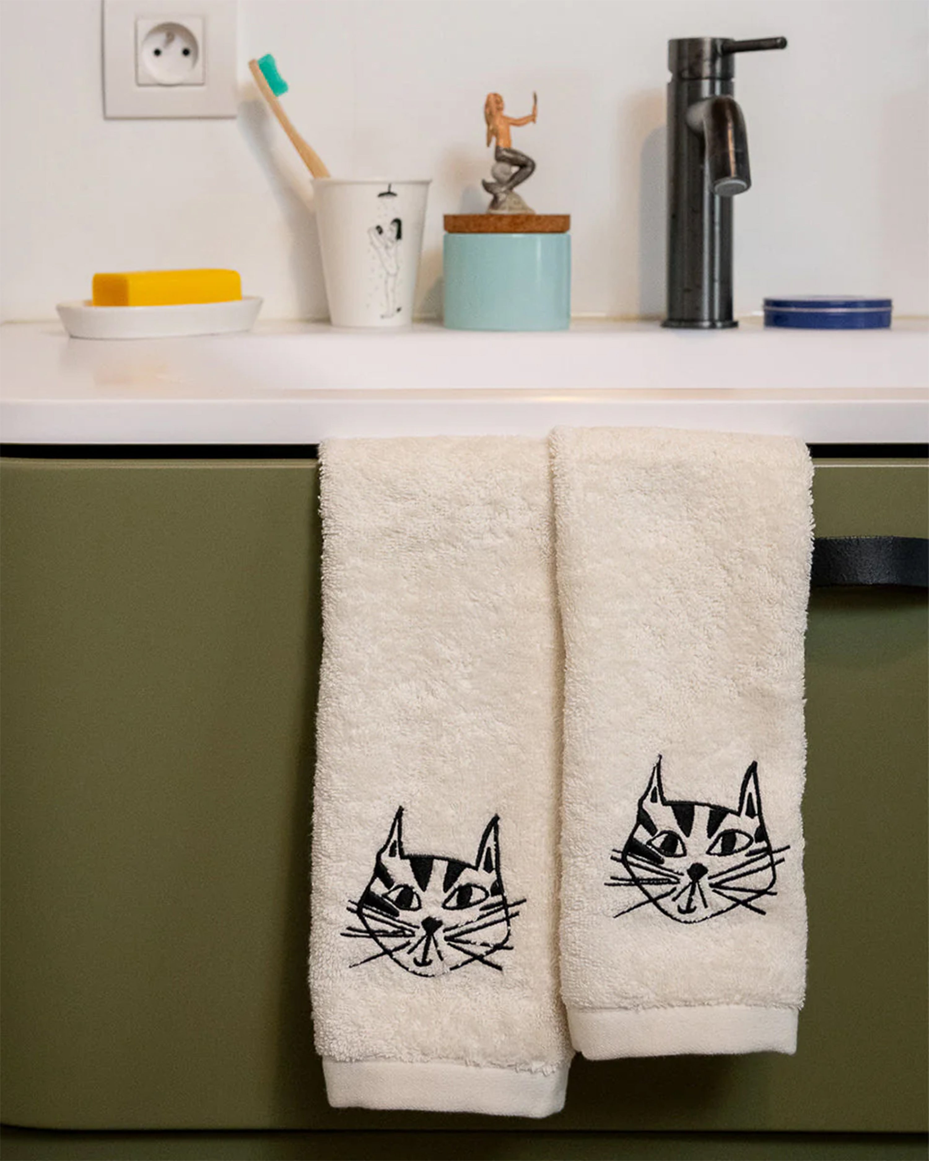 2 Guest Towels Cat