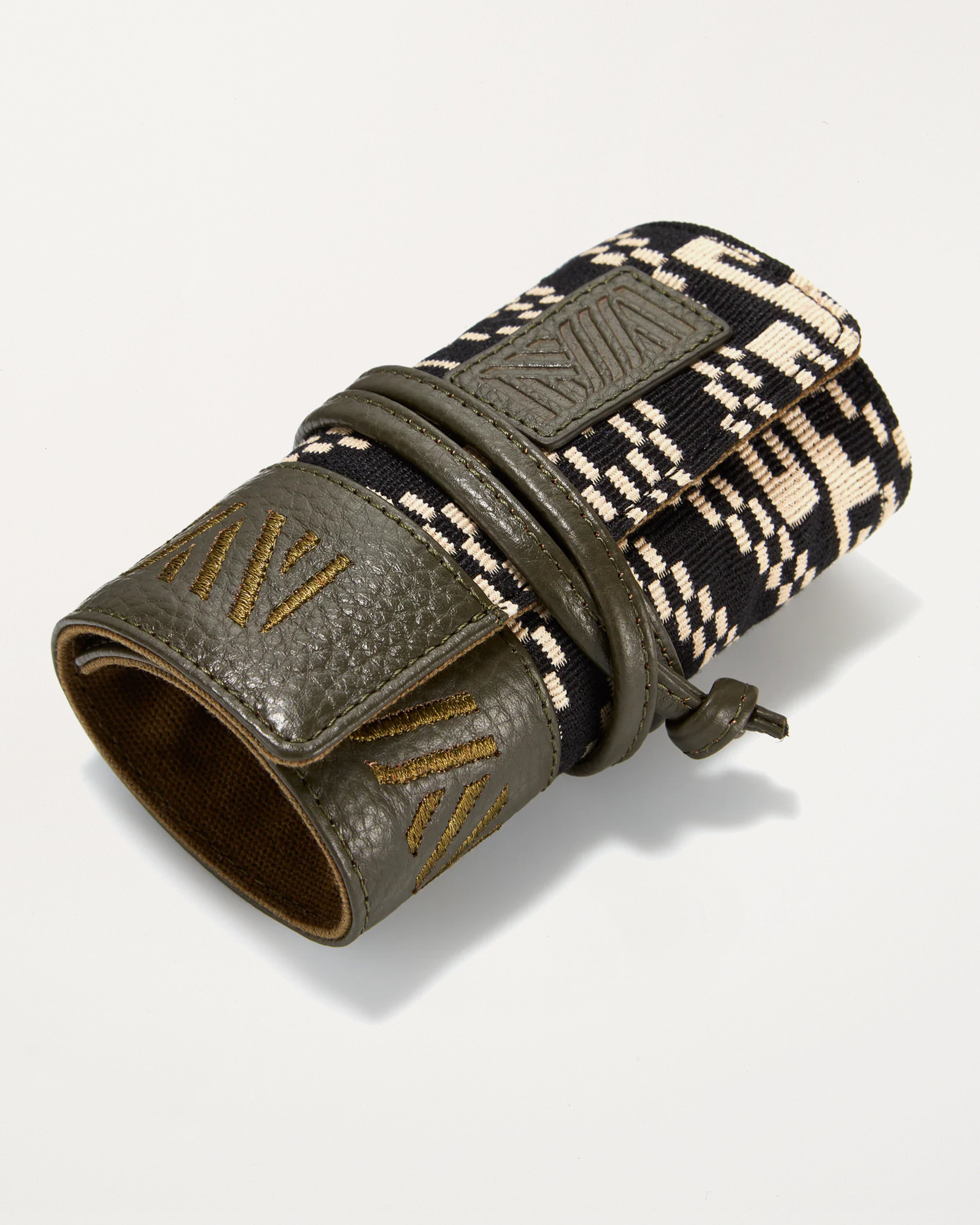 Gaucho Aztec Grooming Roll, Black and White