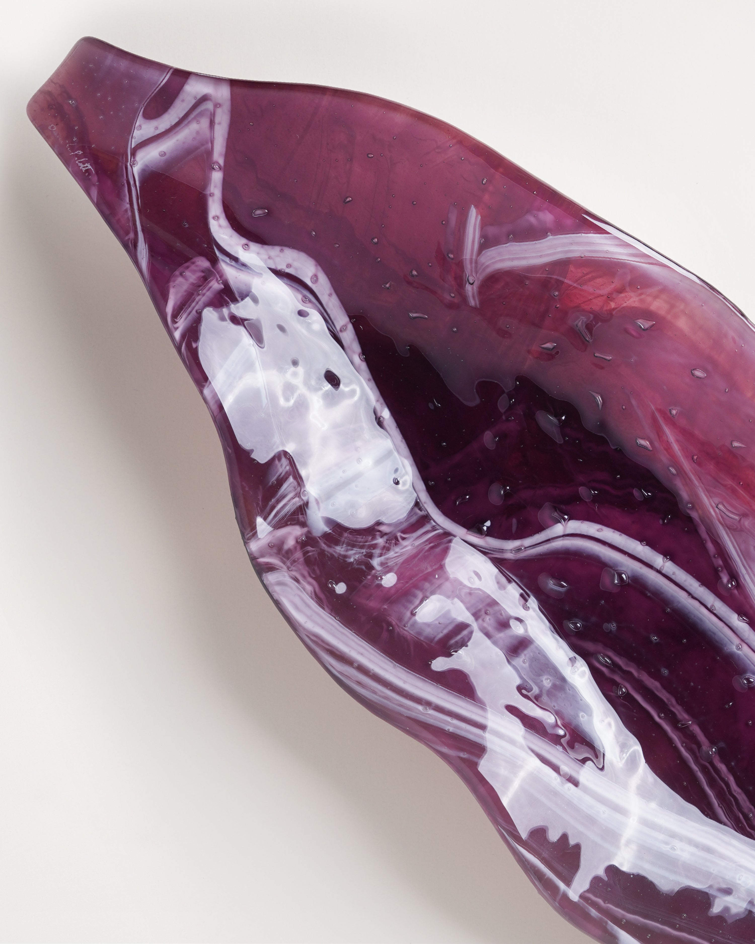 Gelso Leaf Plate Marble Plum L65cm